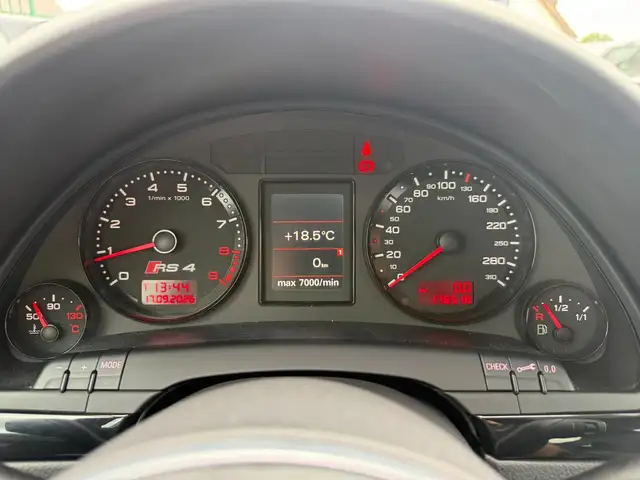 Audi RS4 view 22
