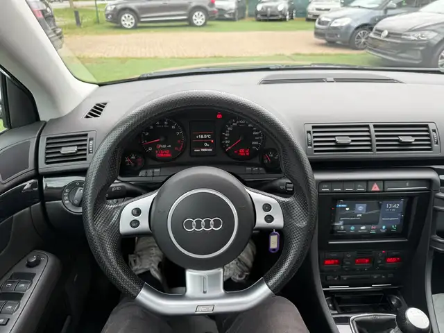 Audi RS4 view 20
