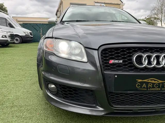 Audi RS4 view 11
