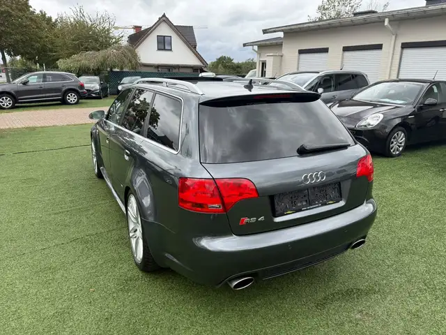 Audi RS4 view 5