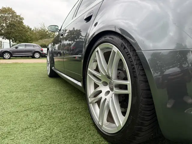Audi RS4 view 12