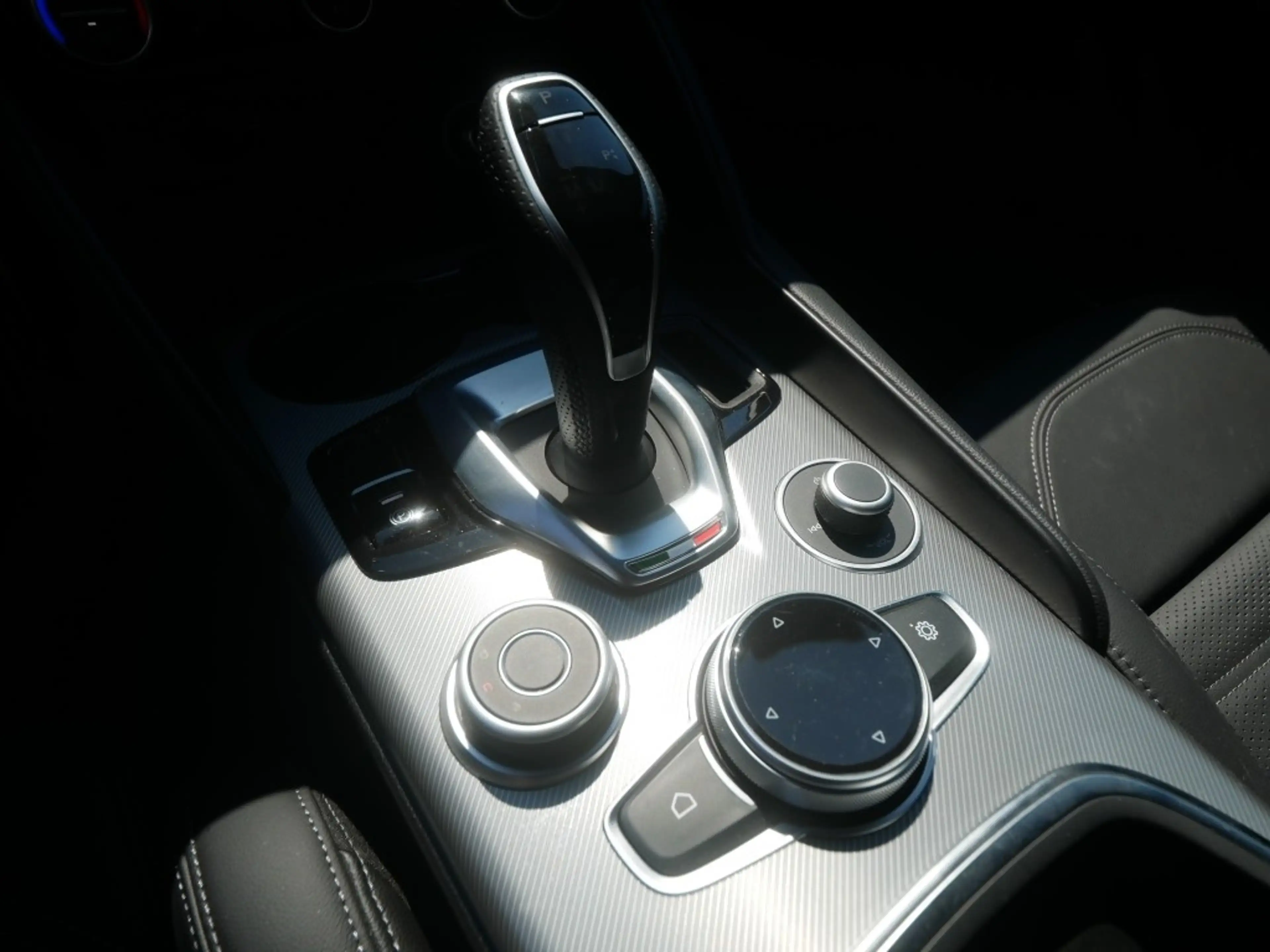 Alfa Romeo Giulia VELOCE 2.0 TURBO 16V 280 PS AT TECHNOLOGIE — photo 14
