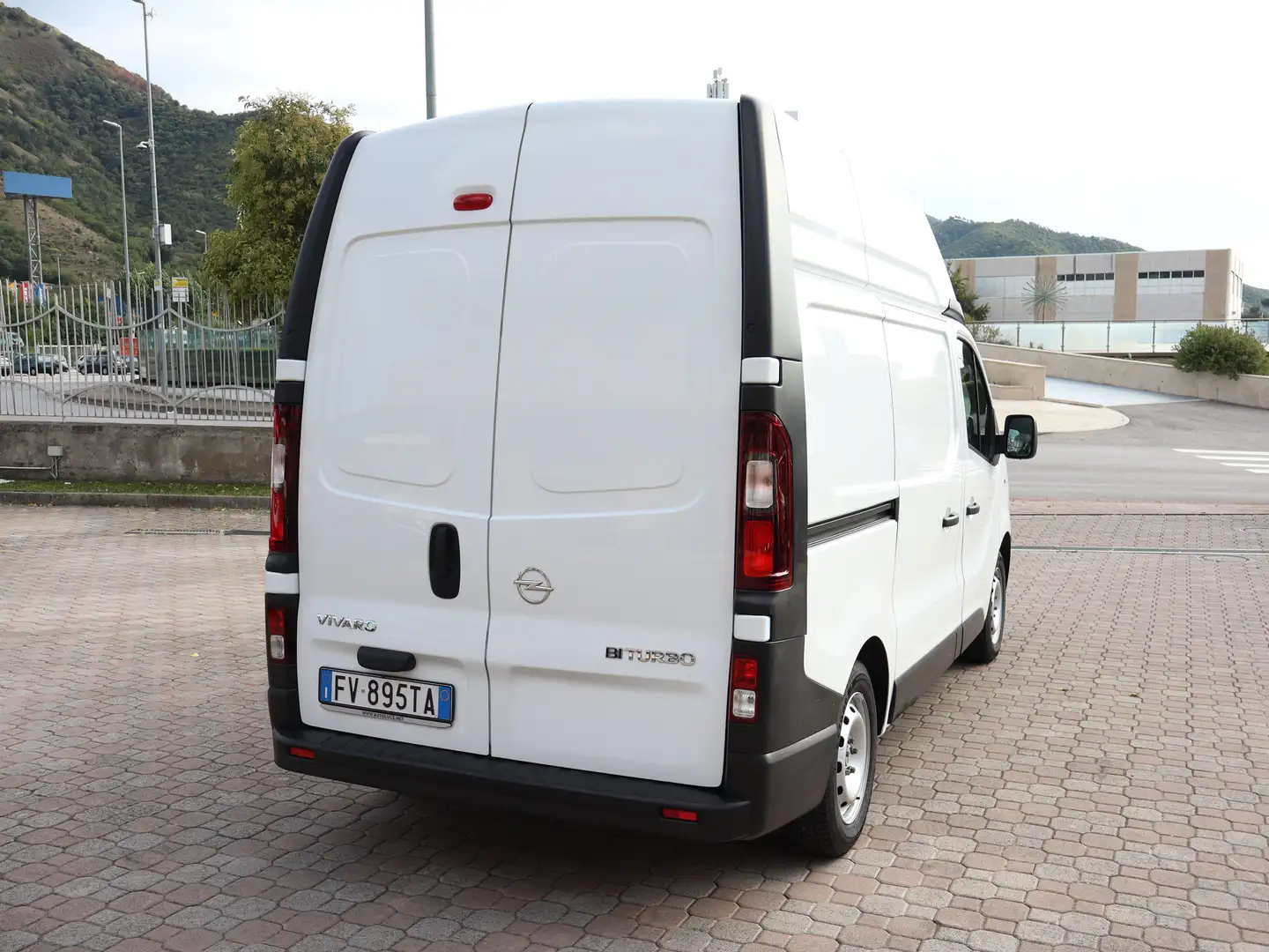 Opel Vivaro 1.6 125CV LABORATORIO OFFICINA MOBILE GENERATORE Bianco - 2