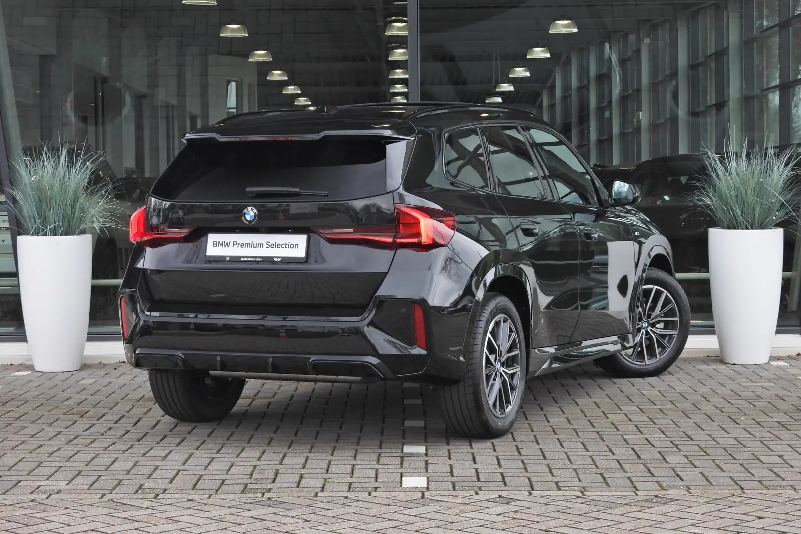 BMW X1 sDrive18i M Sport Automaat / Panoramadak / Parking Zwart - 2