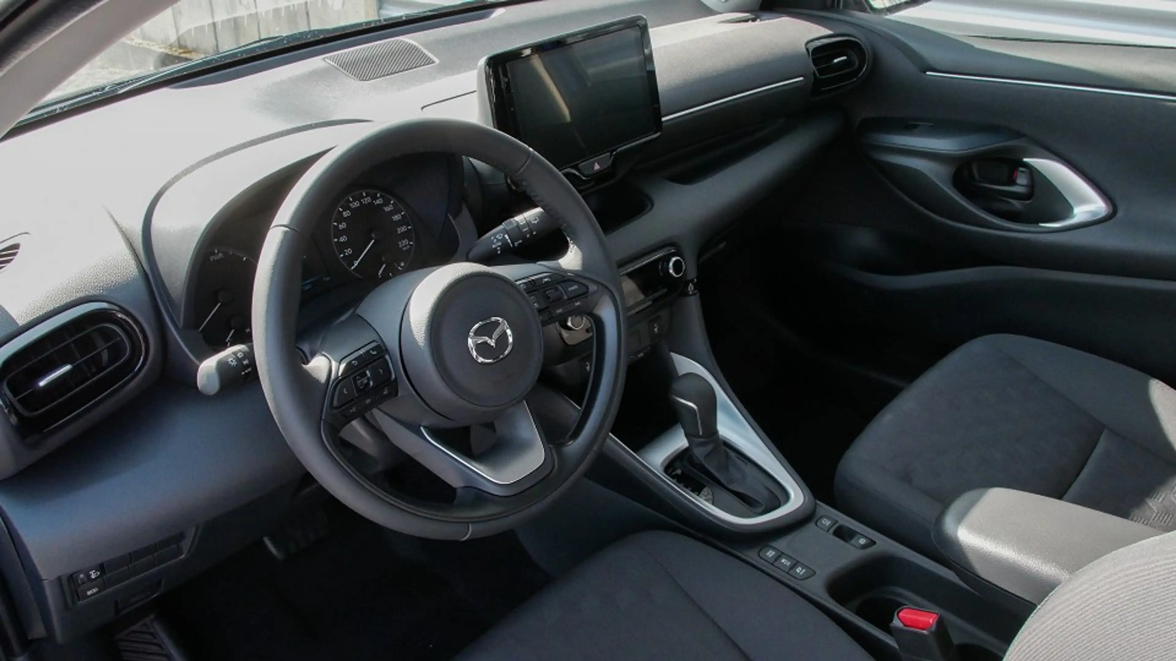 Mazda 2 Hybrid 1.5 VVT-i 116 PS CENTRE-LINE — photo 9