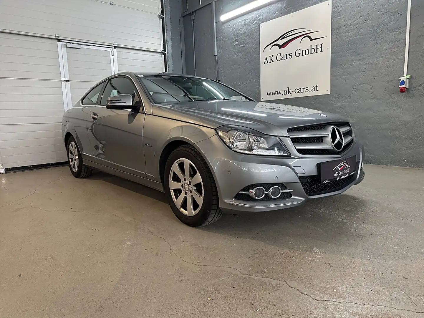 Mercedes-Benz C 180 BlueEfficiency Coupe Aut. Grau - 2