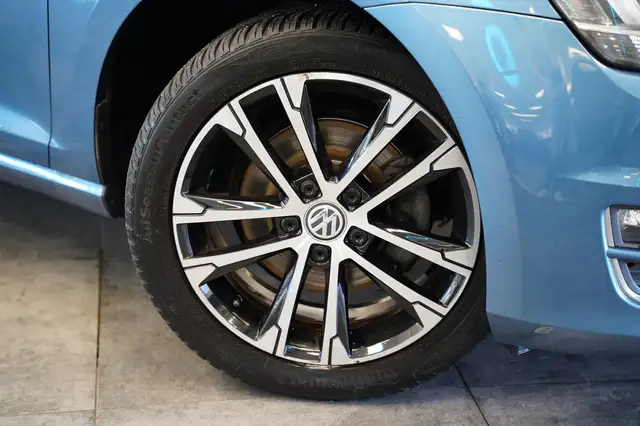 Volkswagen Golf view 4