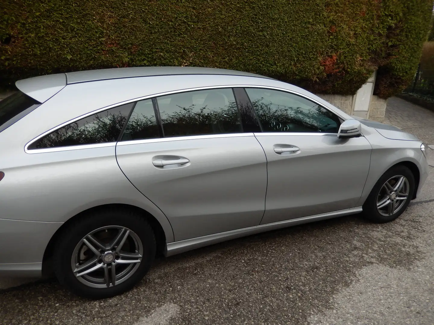 Mercedes-Benz CLA 180 Mercedes Benz CLA 180 Shooting Brake Autom. 122 PS Grau - 1