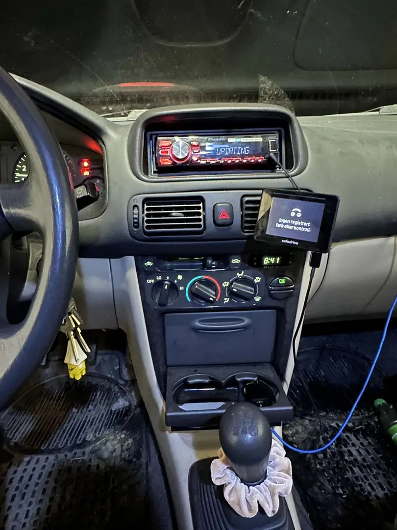 Toyota Corolla 1.3i 16v Linea Luna Červená - 1