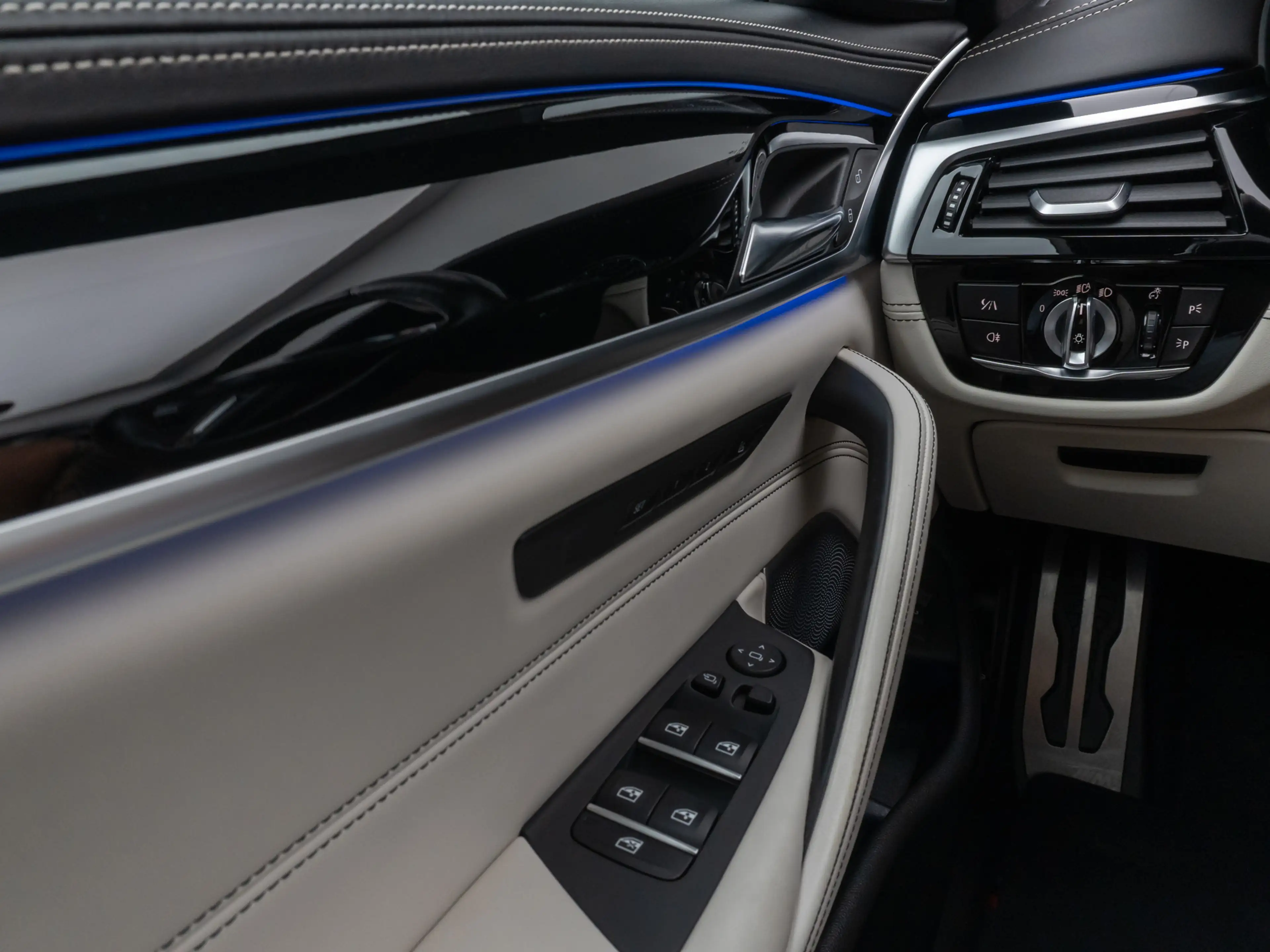 BMW M5 xD 360°HUD DAB B&W SoftCl Massage Komfort — photo 33