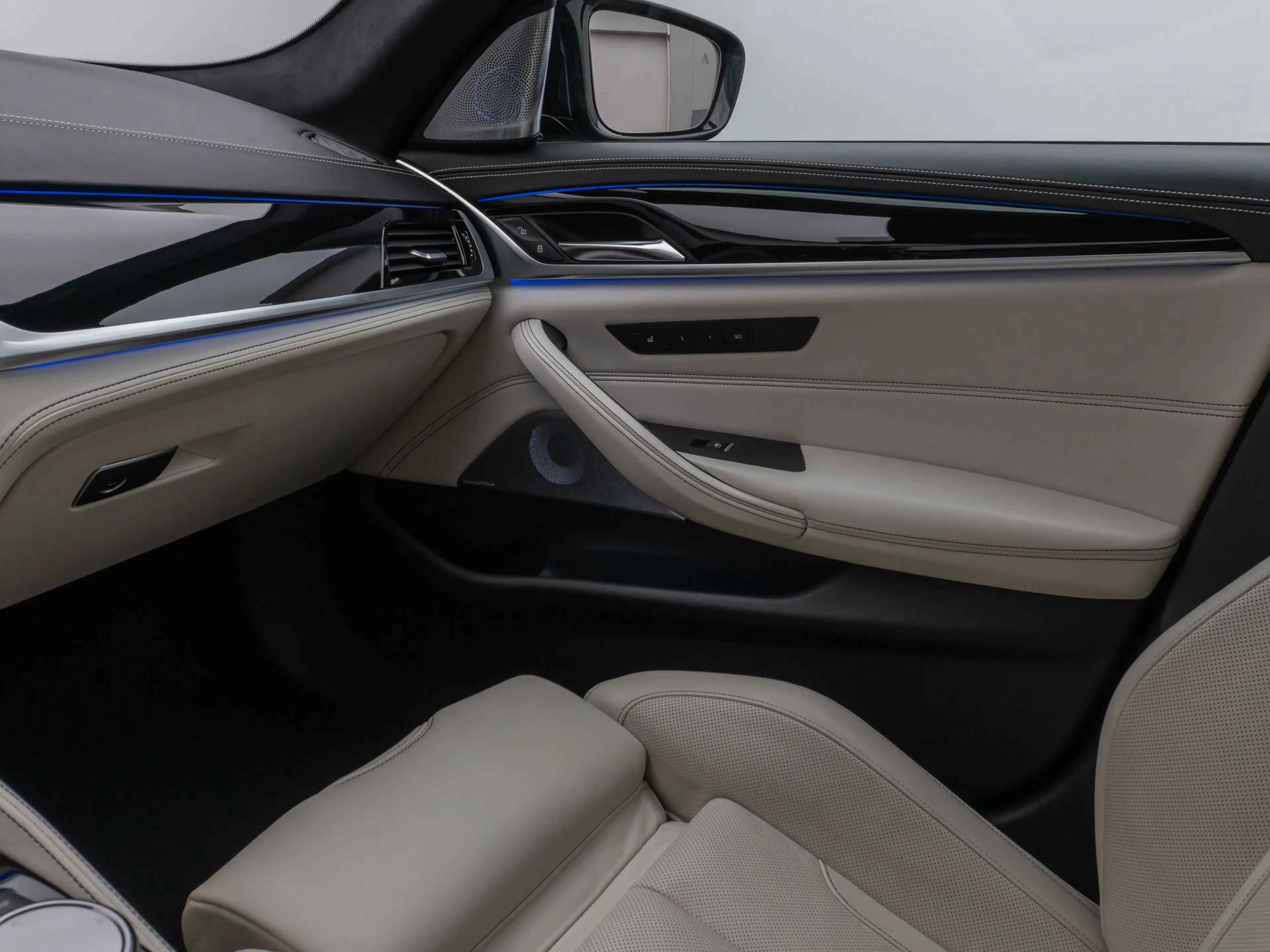 BMW M5 xD 360°HUD DAB B&W SoftCl Massage Komfort — photo 32