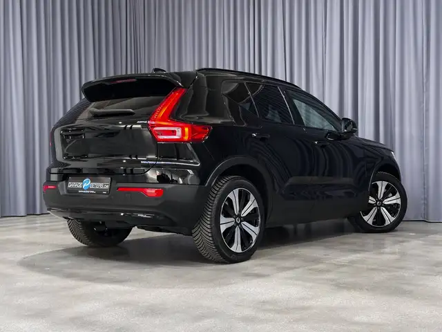 Volvo XC40 view 3