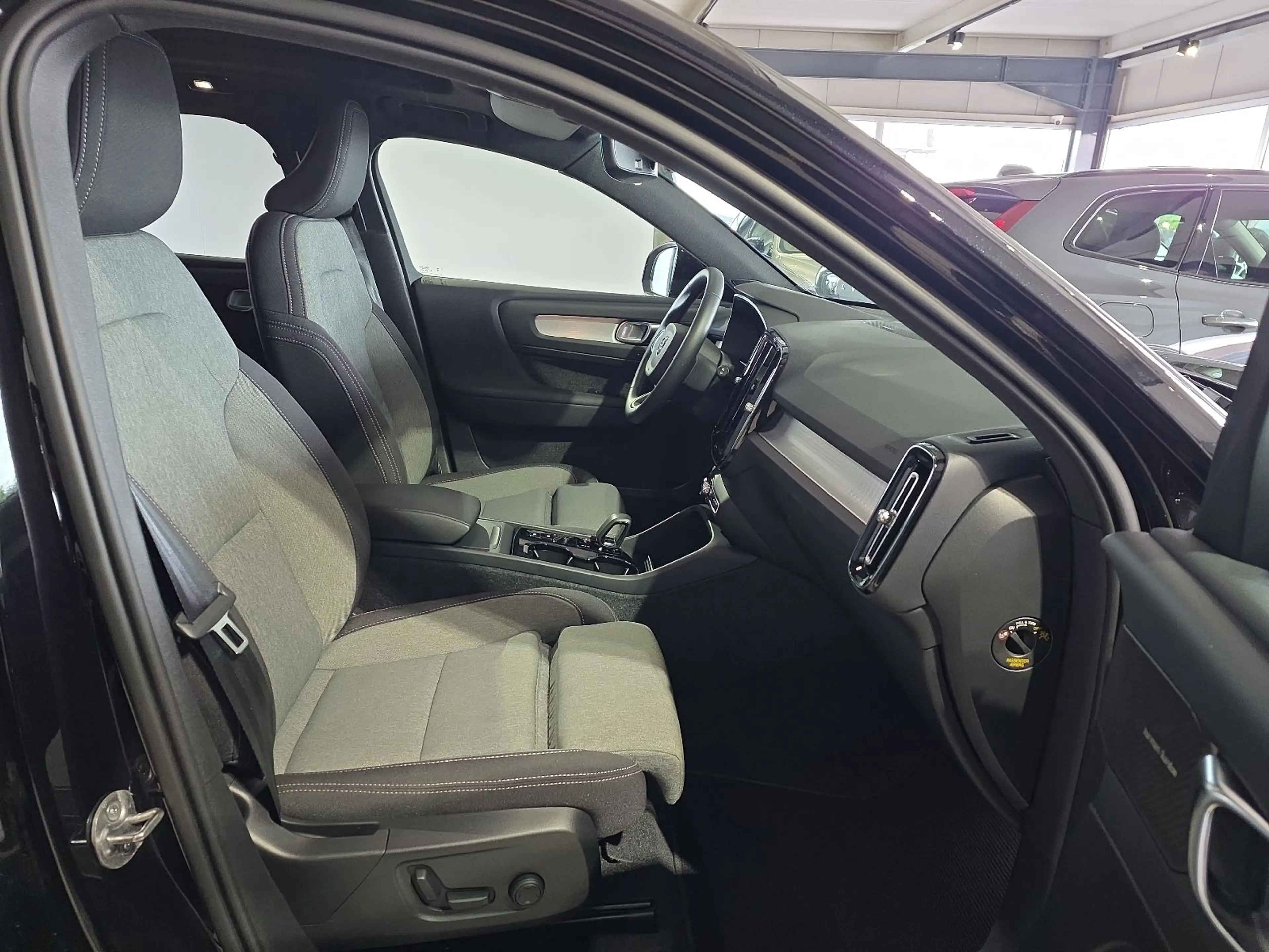 Volvo XC40 B4 Plus Black Edition ACC BLIS Pano 360° — photo 11