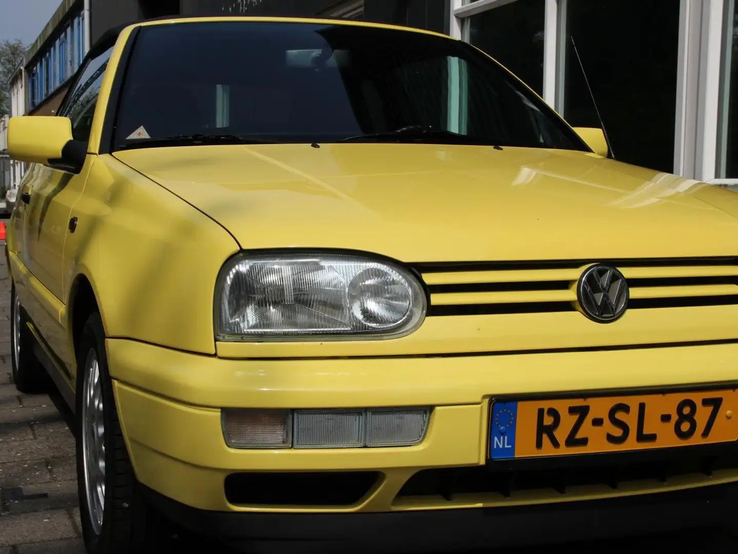 Volkswagen Golf Cabriolet 1.8 Joker Edition Jaune - 1
