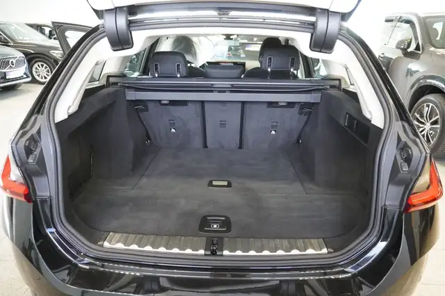 BMW 3 Series view 10