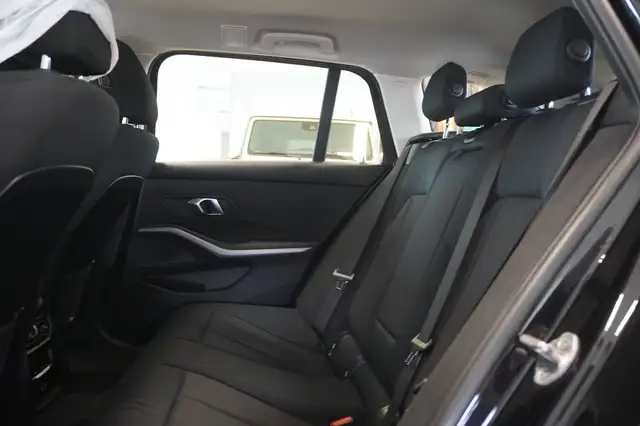 BMW 3 Series view 9