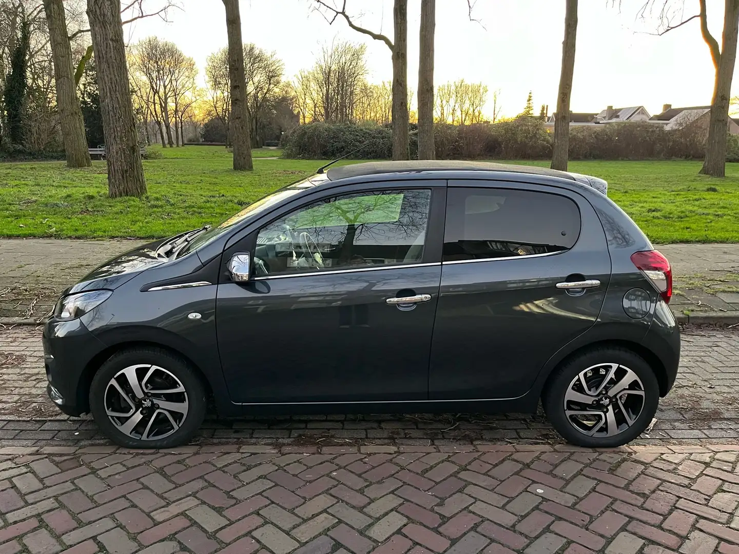 Peugeot 108 1.0 e-VTi Allure TOP Grijs - 2