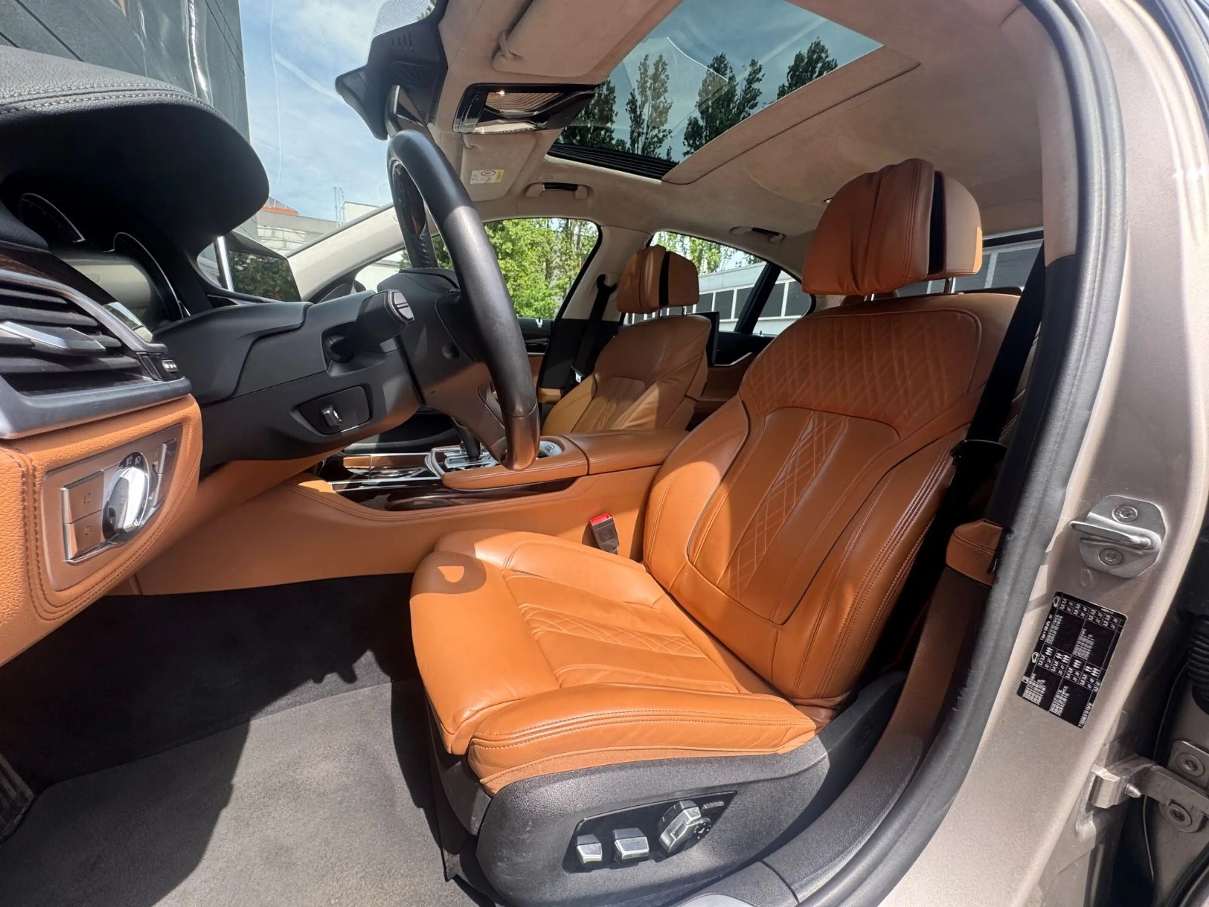 BMW 730 d / HUD / Rear Seat Infotainment / Massage — photo 10