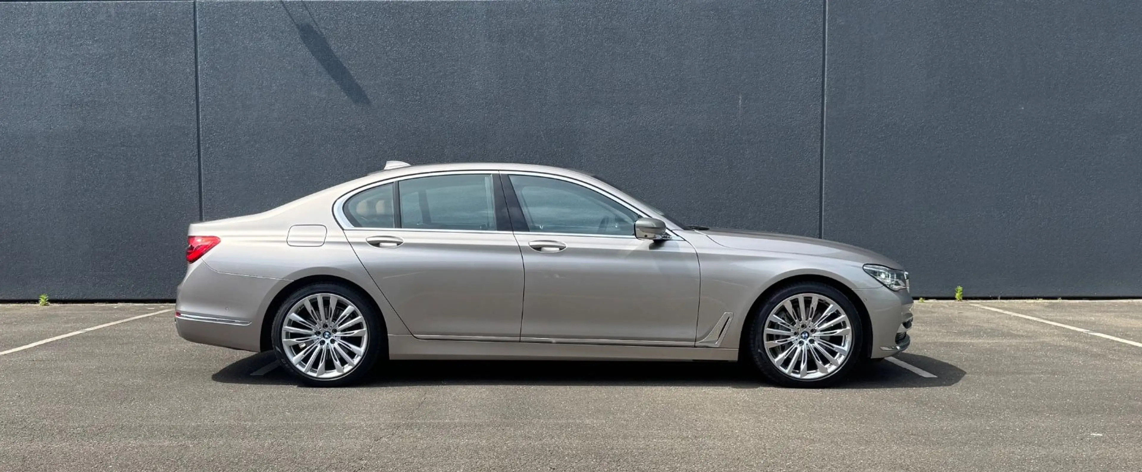 BMW 730 d / HUD / Rear Seat Infotainment / Massage — photo 5
