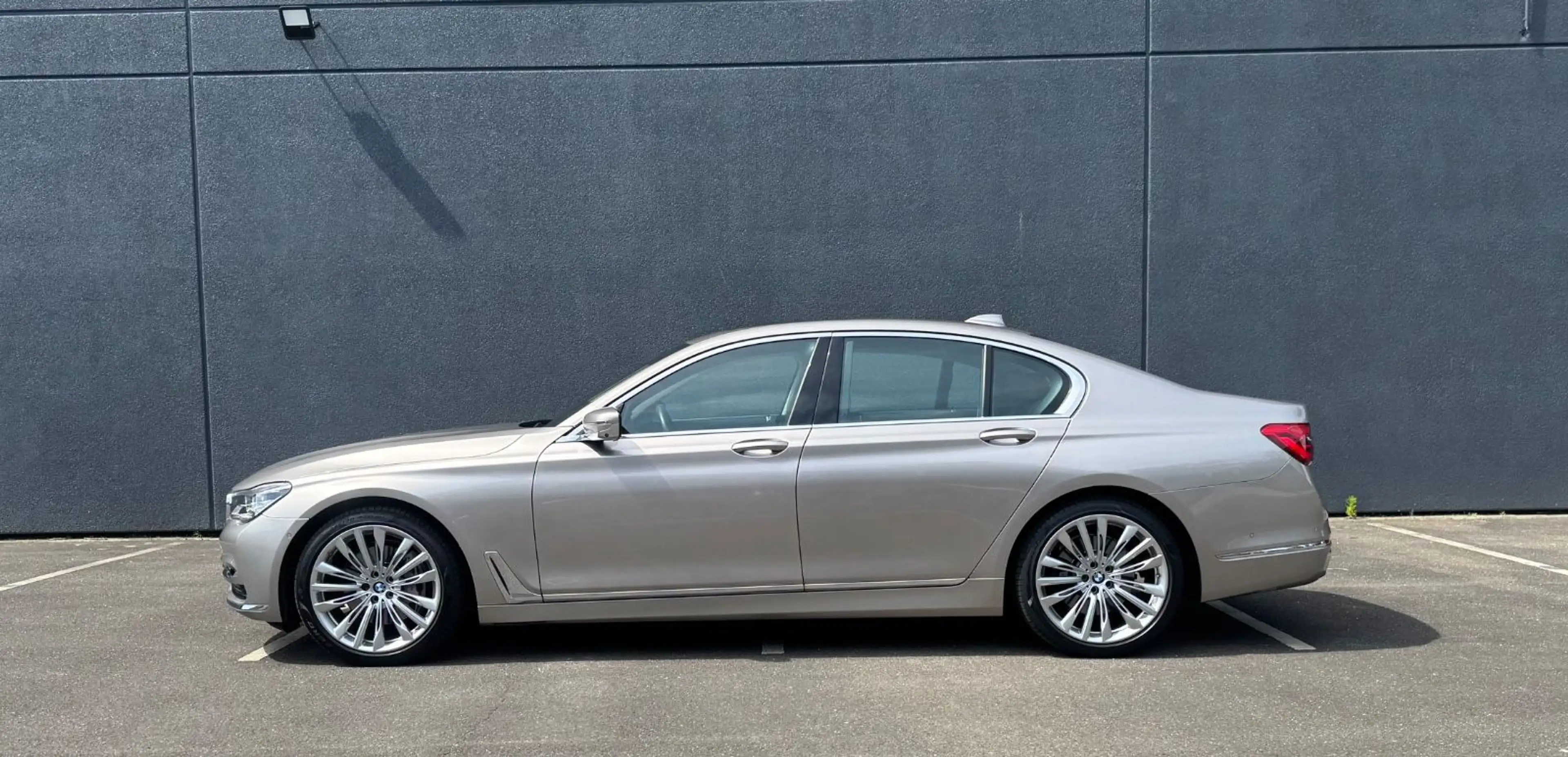 BMW 730 d / HUD / Rear Seat Infotainment / Massage — photo 4