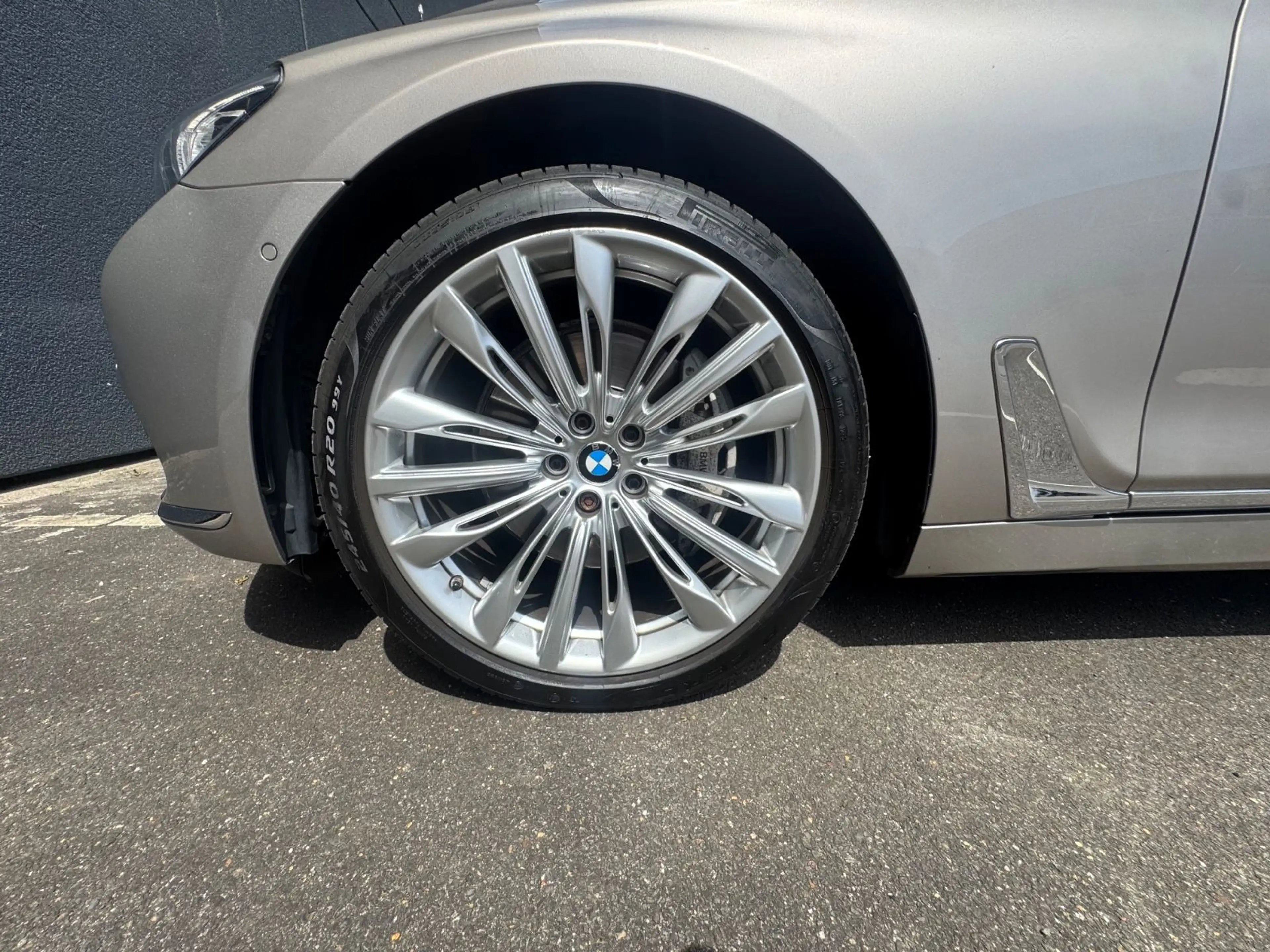 BMW 730 d / HUD / Rear Seat Infotainment / Massage — photo 9