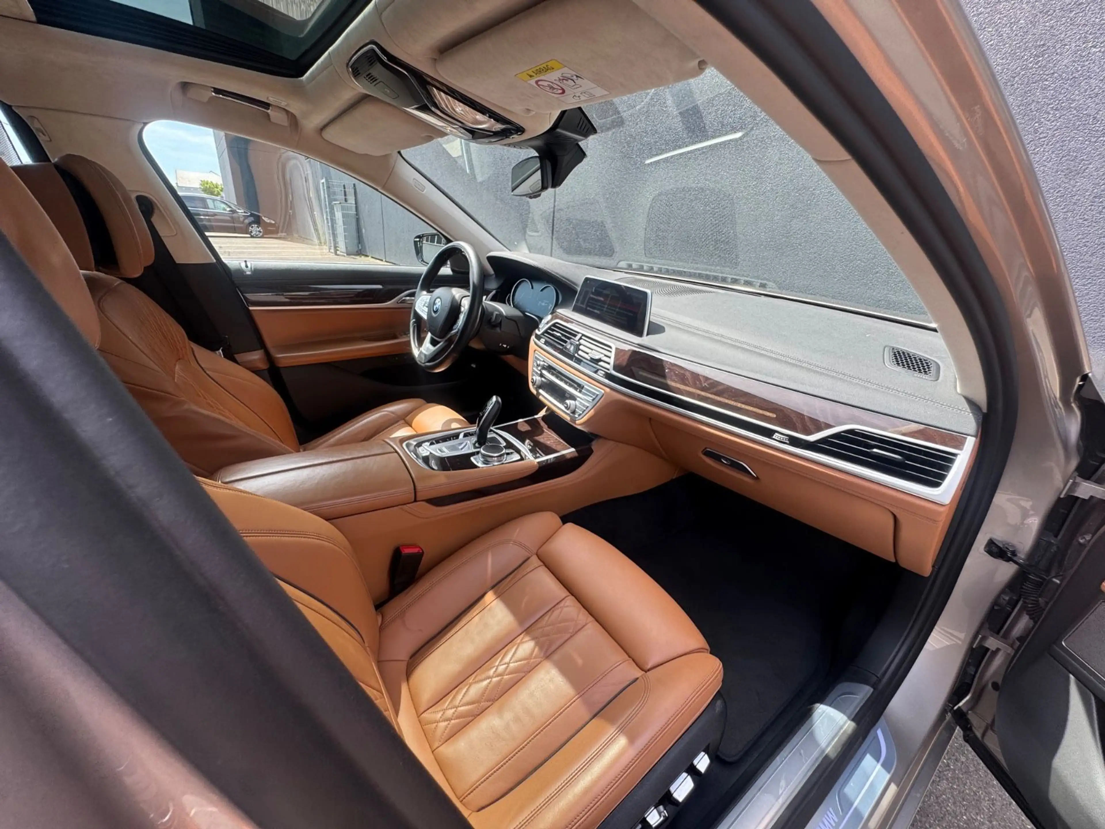 BMW 730 d / HUD / Rear Seat Infotainment / Massage — photo 12