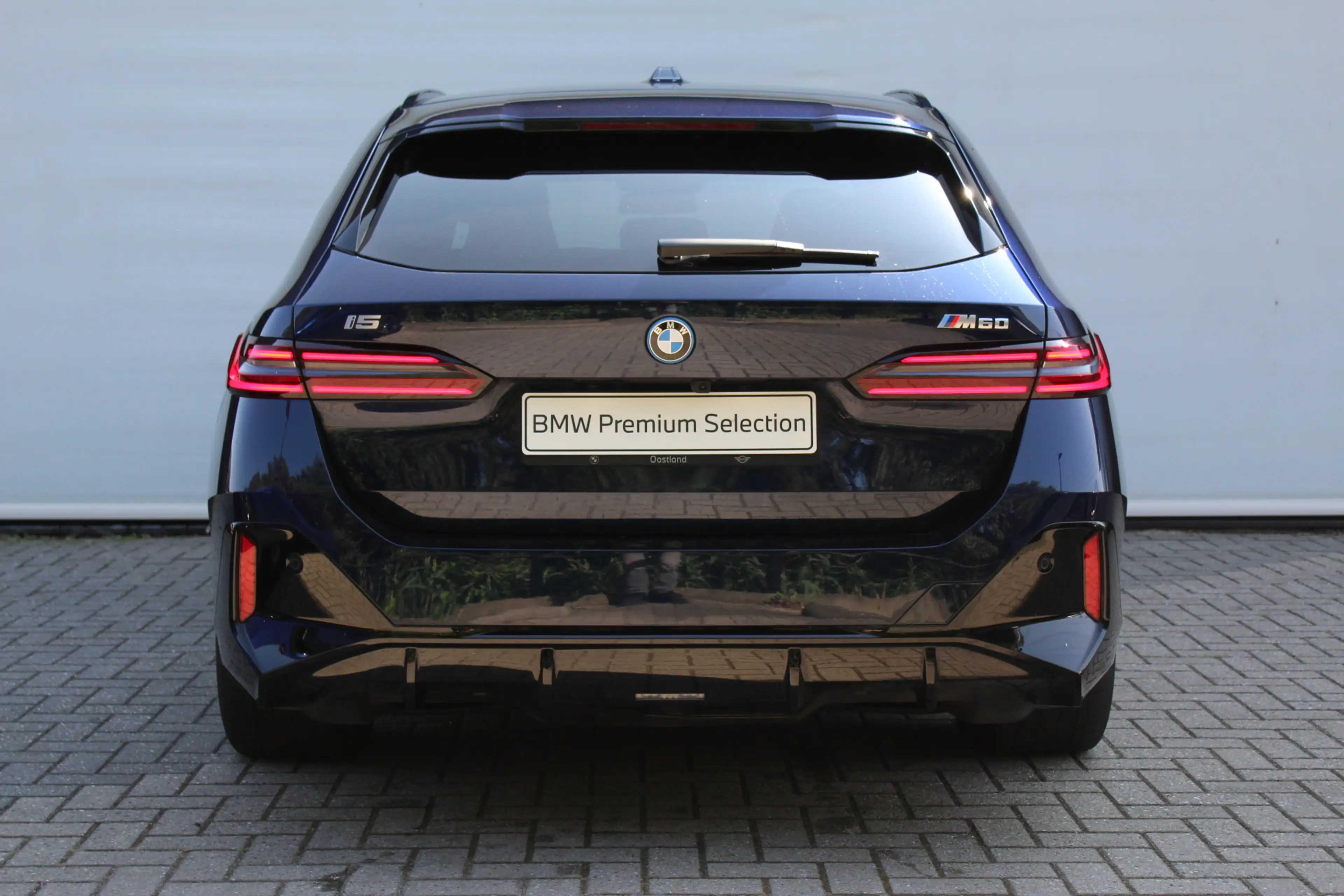 BMW i5 Touring M60 xDrive / Trekhaak / Panoramadak / Bowe — photo 4