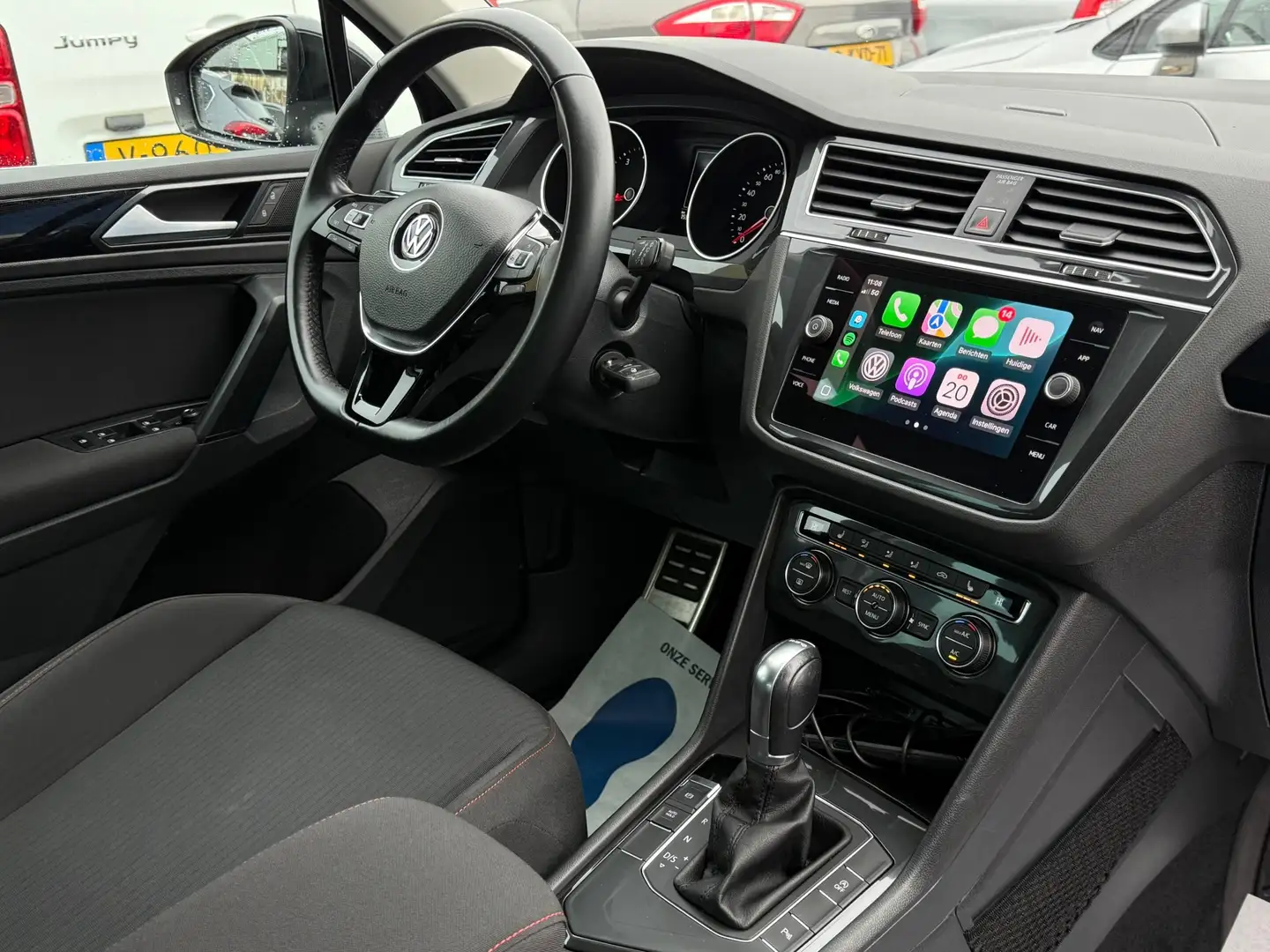 Volkswagen Tiguan 1.4 TSI ACT Highline - AUTOMAAT - APPLE CARPLAY - Zwart - 2