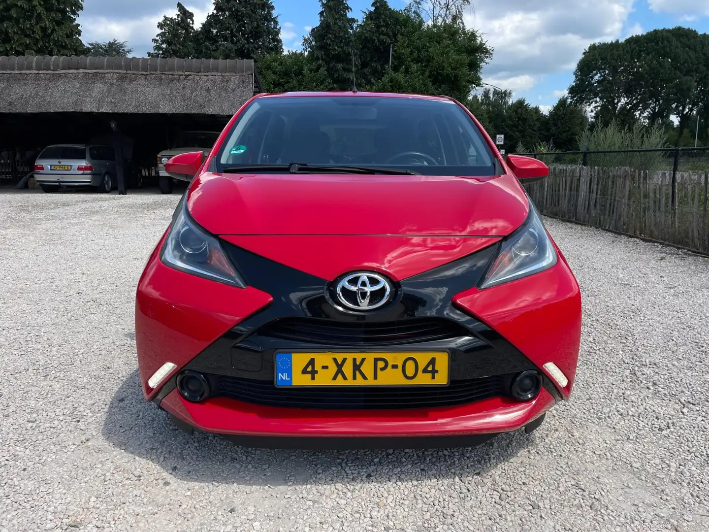 Toyota Aygo 1.0 VVT-i x-play Camera, LED, Dealer onderhouden Rosso - 2