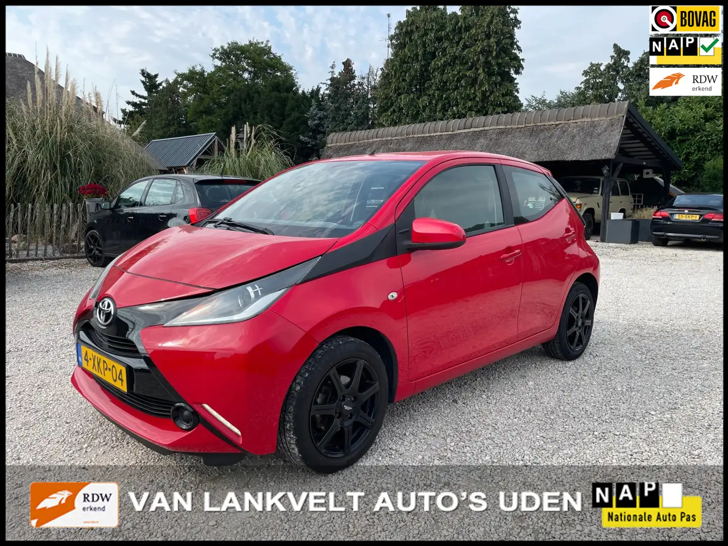 Toyota Aygo 1.0 VVT-i x-play Camera, LED, Dealer onderhouden Rouge - 1