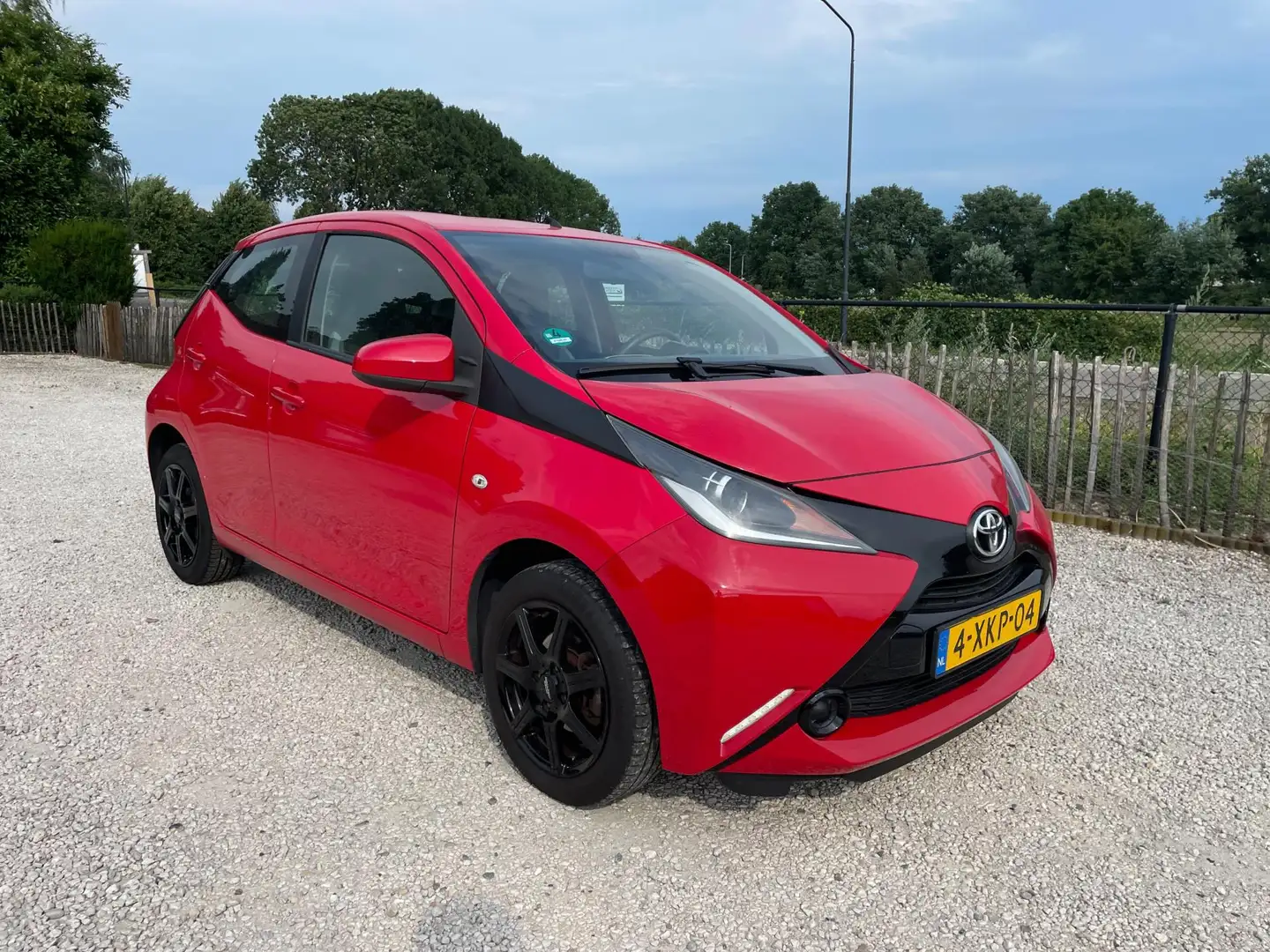 Toyota Aygo 1.0 VVT-i x-play Camera, LED, Dealer onderhouden Rouge - 2