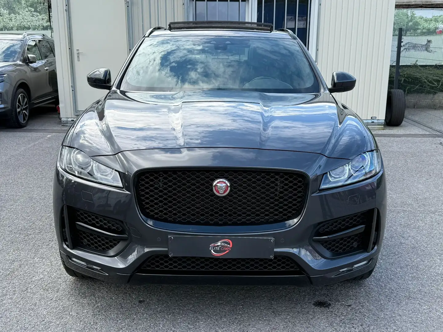 Jaguar F-Pace 2.0 D AWD R-Sport / PACK SPORT / PANO / CUIR / LED Schwarz - 2