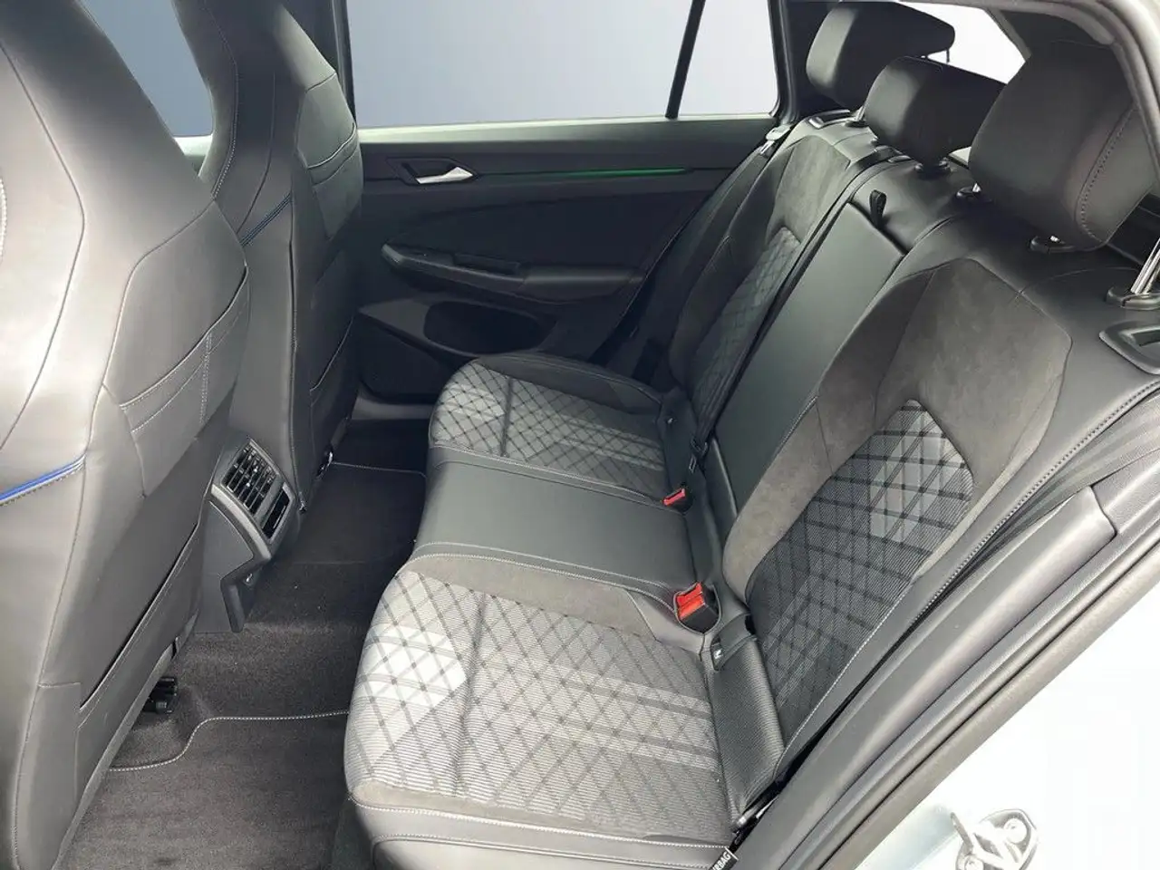 Volkswagen Golf Variant 2.0 TDI 150 PS DSG R-Line AHK Navi 14