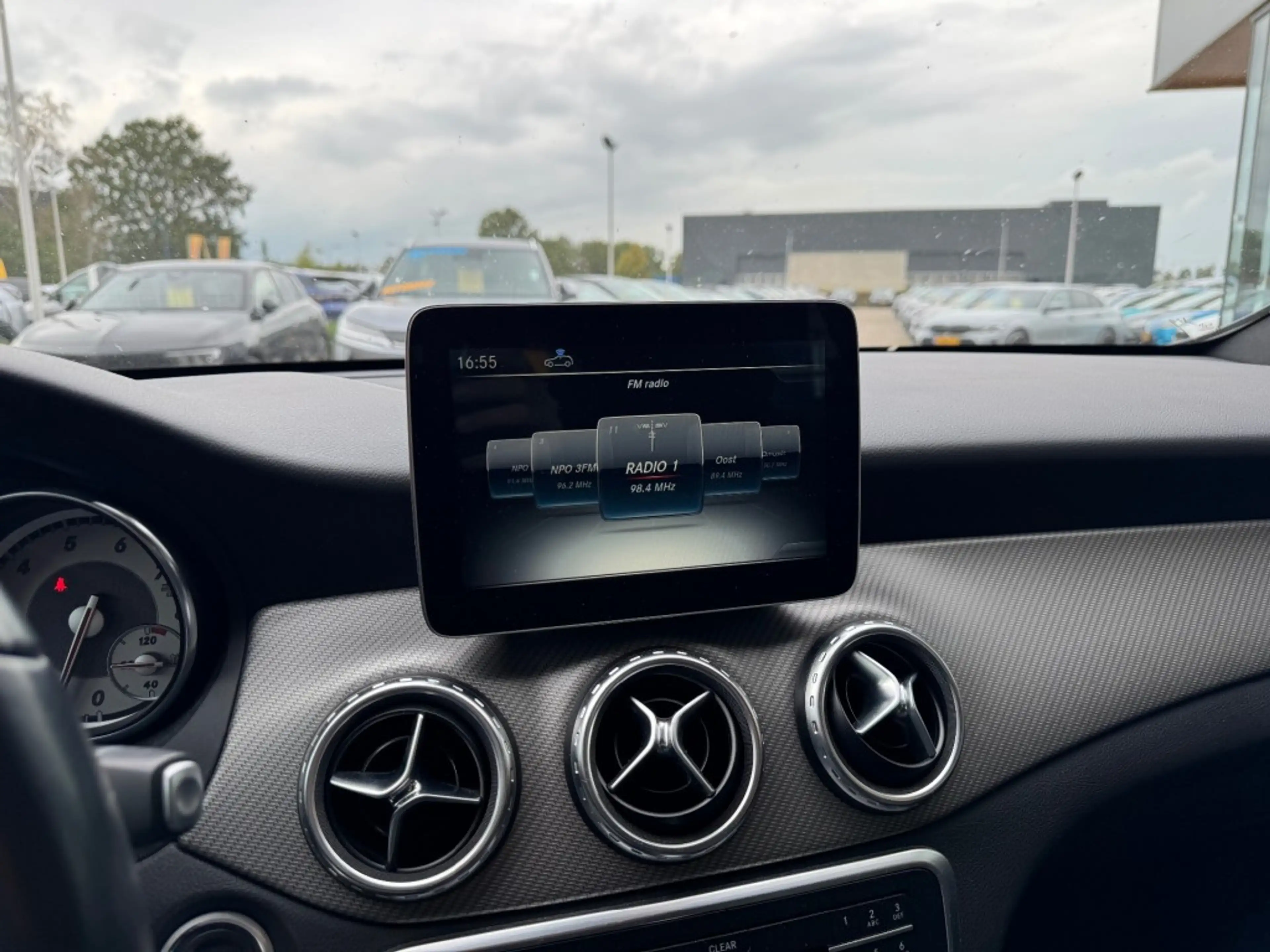Mercedes-Benz GLA 180 180 Lease Edition - trekhaak - all season — photo 4
