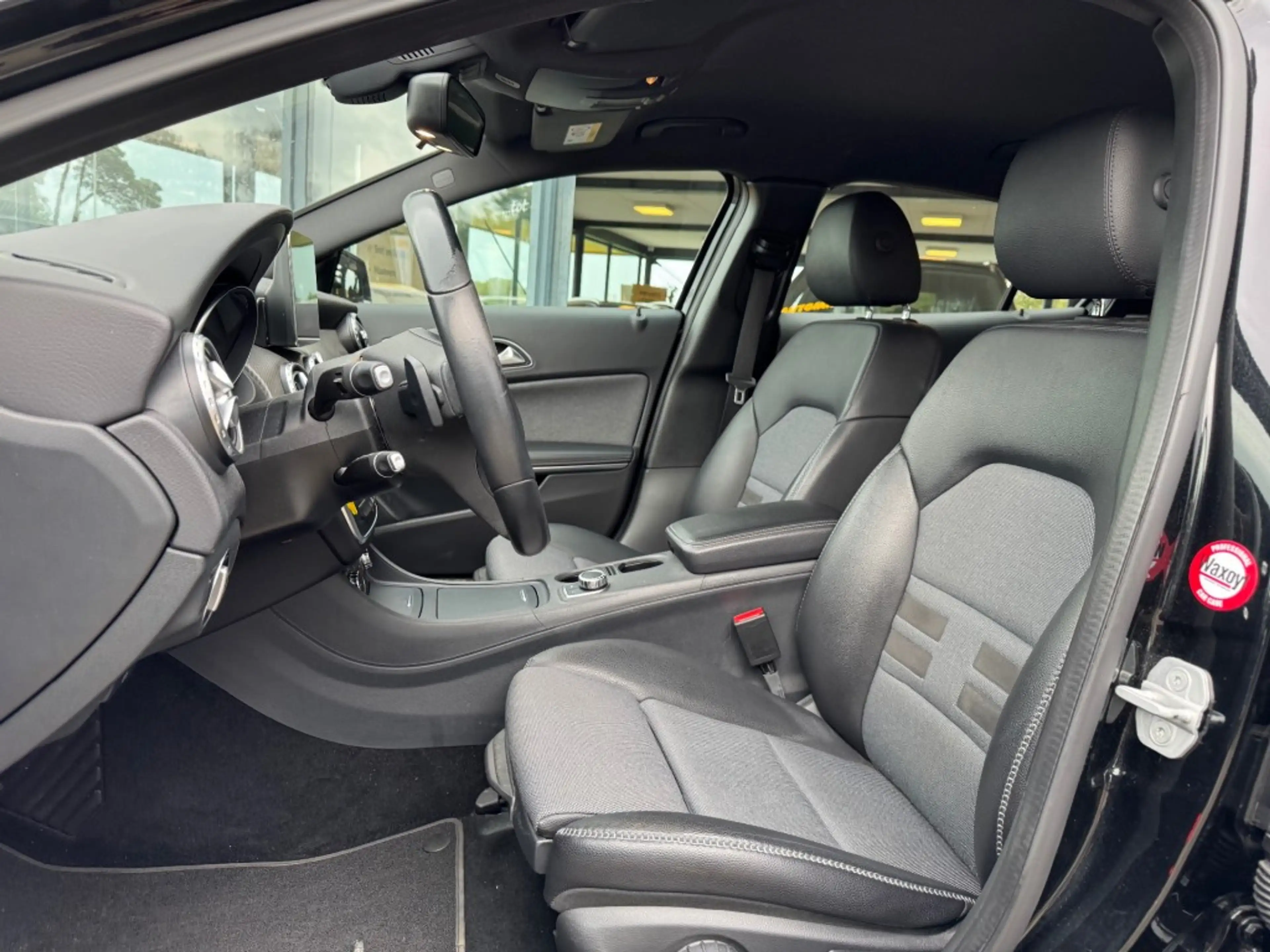 Mercedes-Benz GLA 180 180 Lease Edition - trekhaak - all season — photo 3