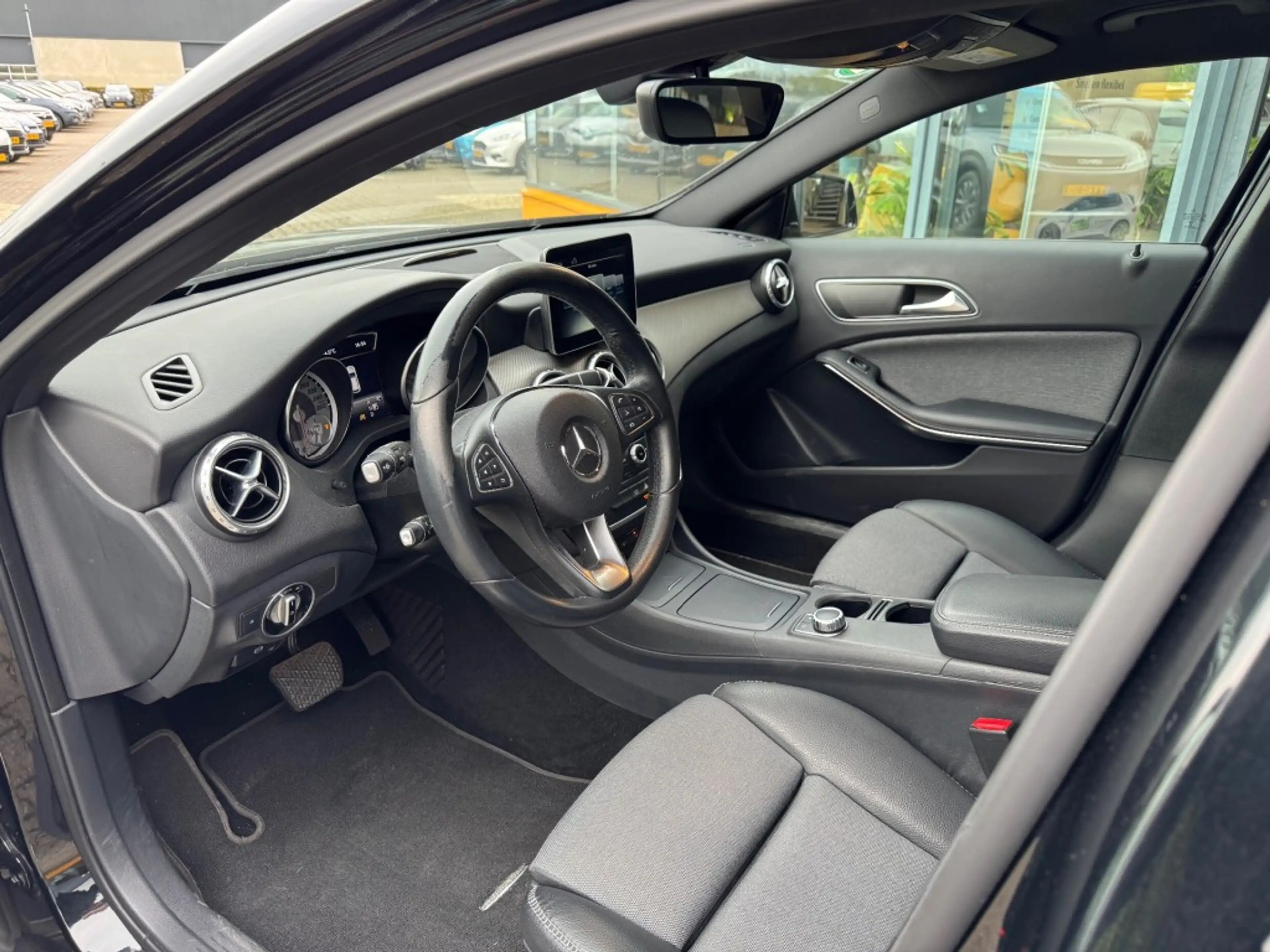 Mercedes-Benz GLA 180 180 Lease Edition - trekhaak - all season — photo 2
