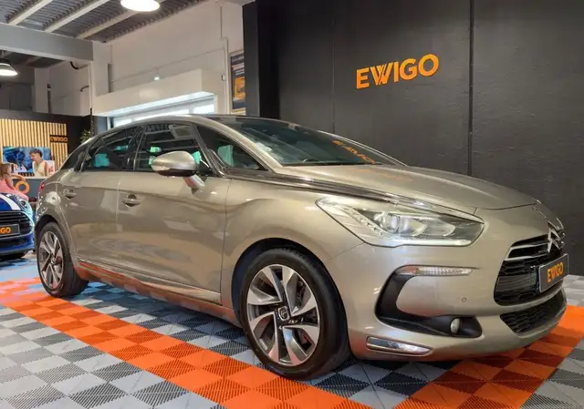DS Automobiles DS 5 2.0 HDI 165Ch SOCHIC -TOIT PANORAMIQUE CLIM CAMERA DE RECUL ATTELAGE DISTRIBUTION EFFECTUÉ
