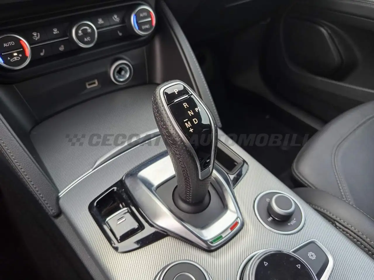 Alfa Romeo Stelvio 2025 — фото 11