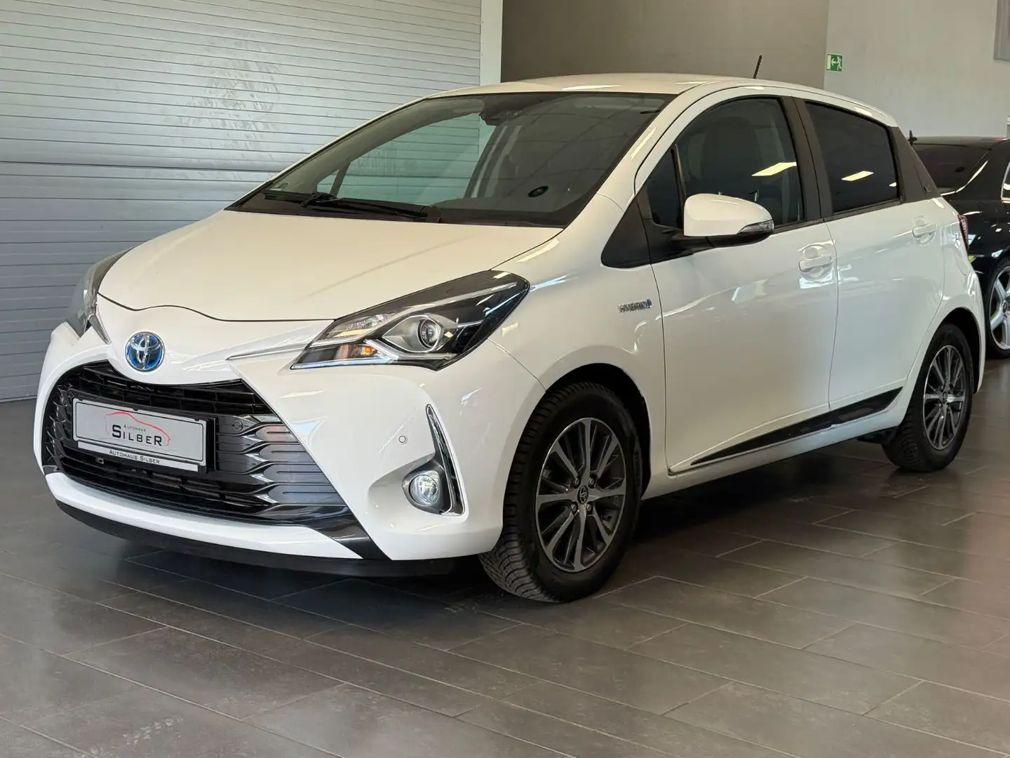 Toyota Yaris Hybrid 1.5 VVT-i Y20  Navi/Kamera/AHK Weiß - 1