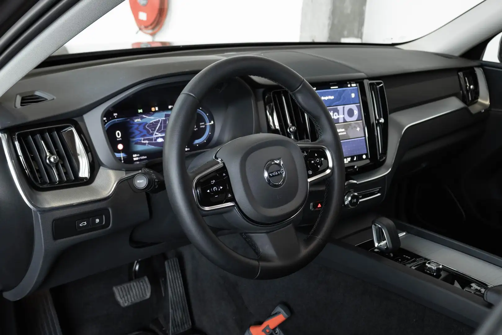 Volvo XC60 T6 Automaat AWD Plus Dark | Verwarmbare Voor- En A Grijs - 2
