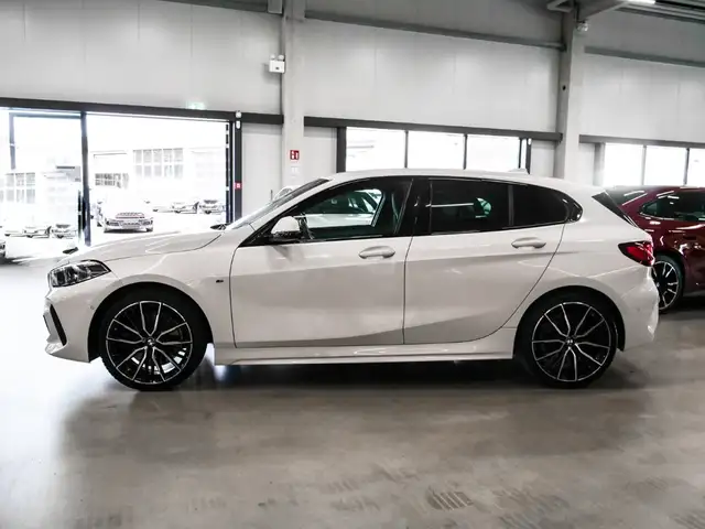 BMW 1 Series view 4