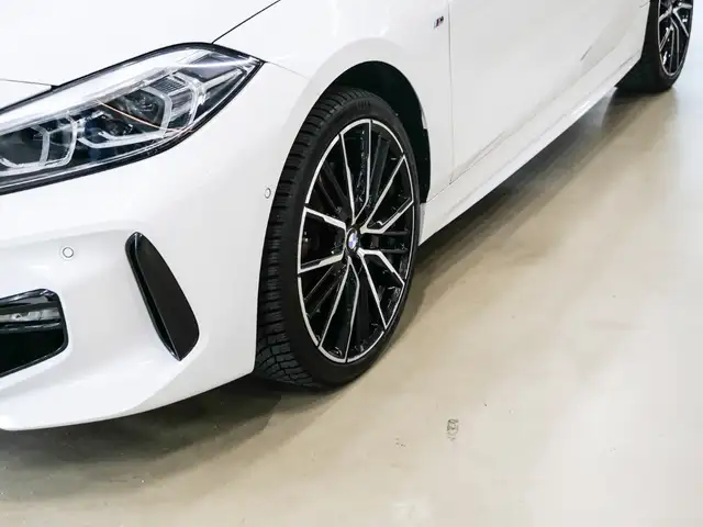 BMW 1 Series view 6