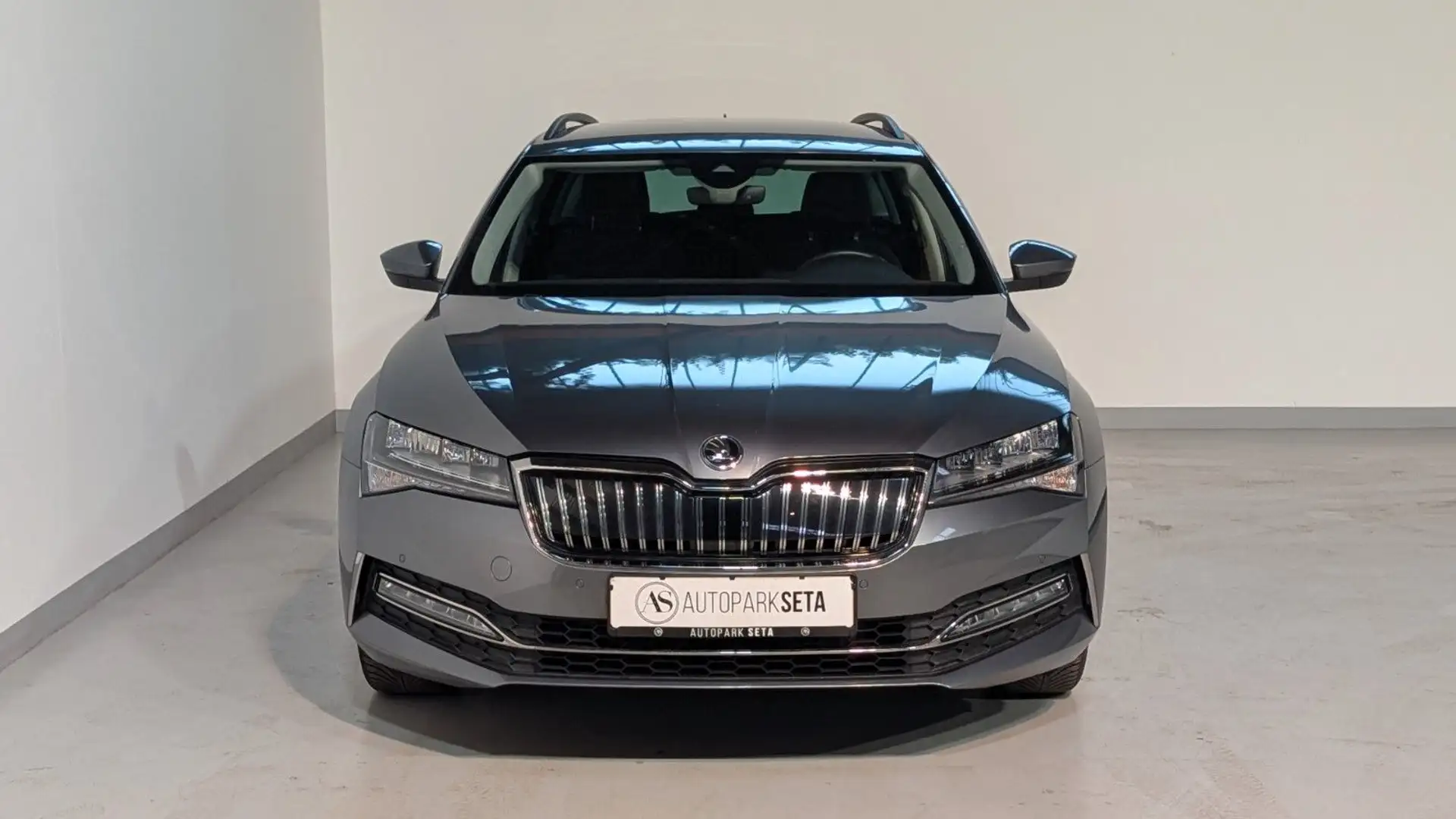 Skoda Superb 1.4TSI Combi Ambit. iV LED*SIDE*LANE*KAM Grau - 2