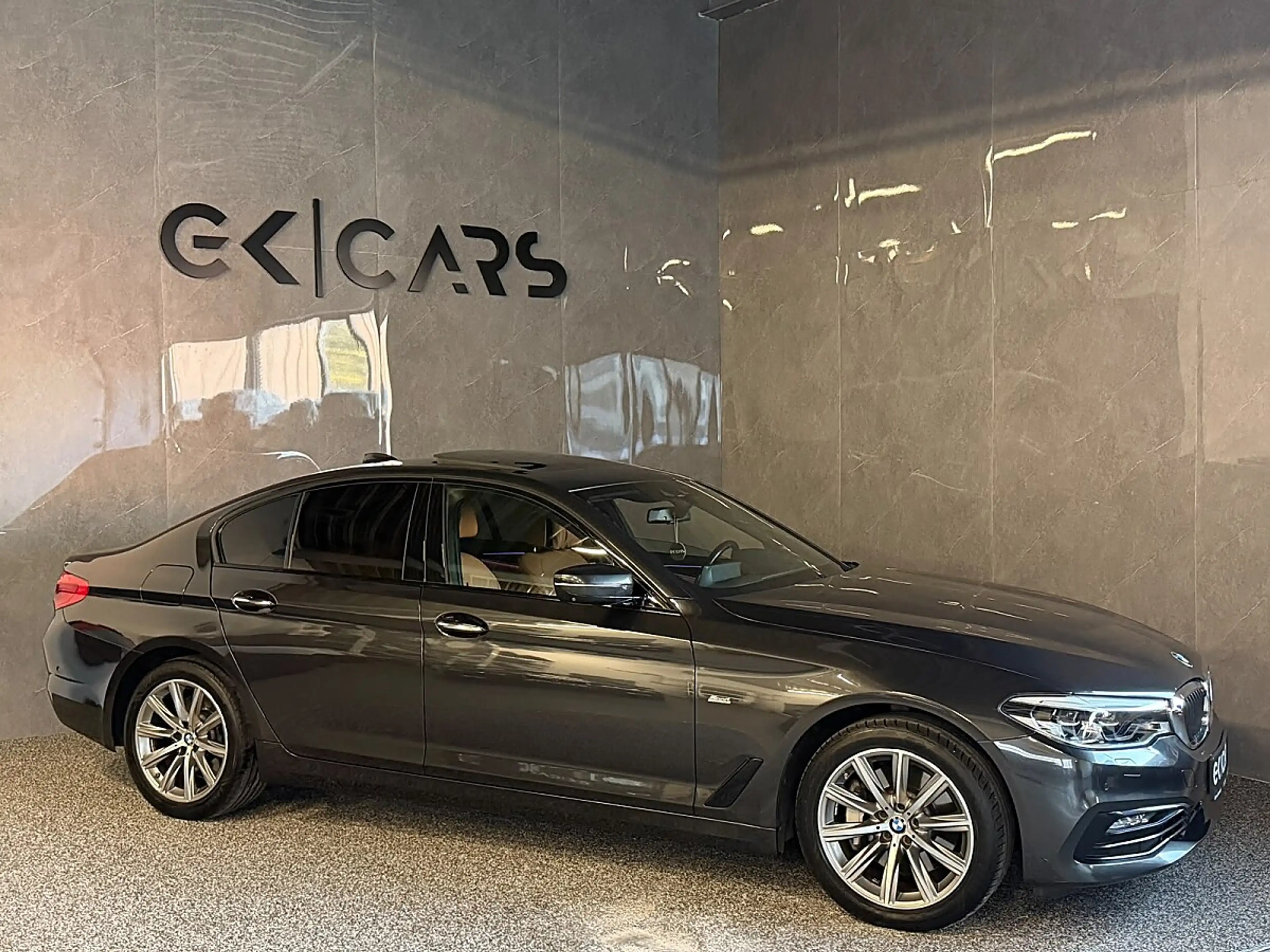 BMW 530 d G30 xDrive Sport Line/SCHIEBEDACH/ACC/HEAD UP... — photo 3