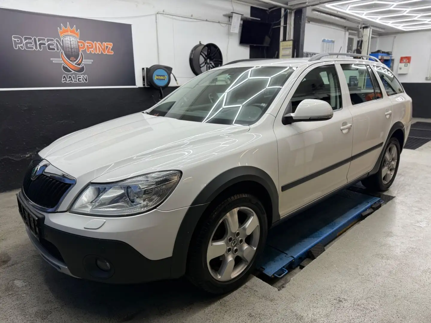 Skoda Octavia 2.0 TDI 4x4 Scout Combi/Scheckheft/6Gang Weiß - 1