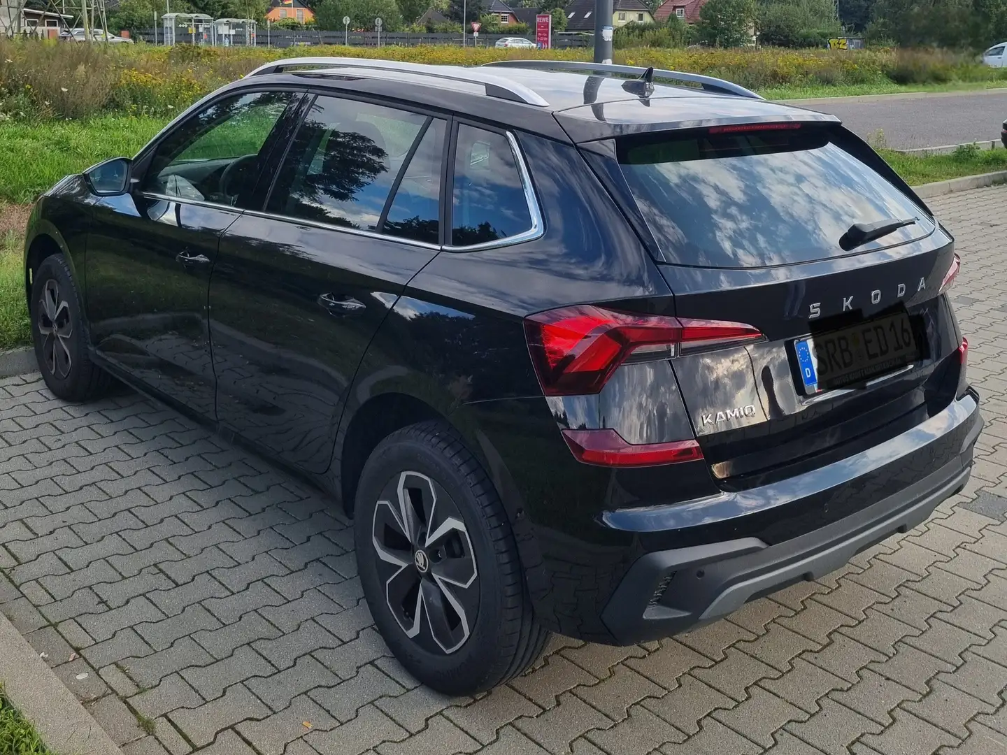 Skoda Kamiq Kamiq 1.5 TSI DSG Selection Schwarz - 2