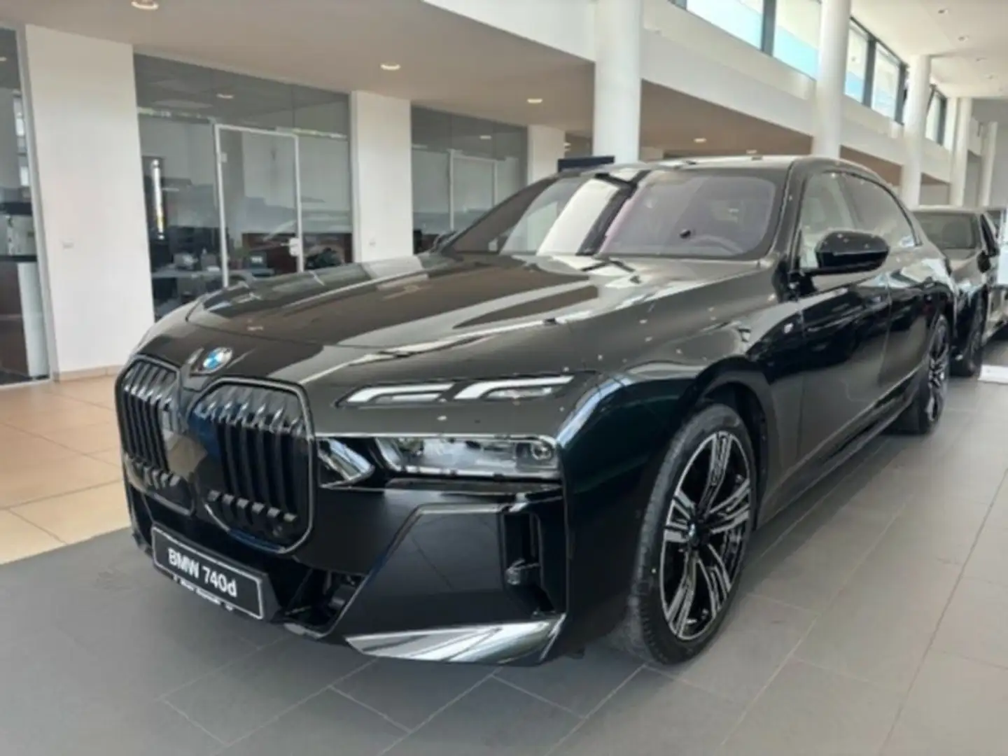 BMW 740 d xDrive Limousine M Sportpaket Zwart - 2