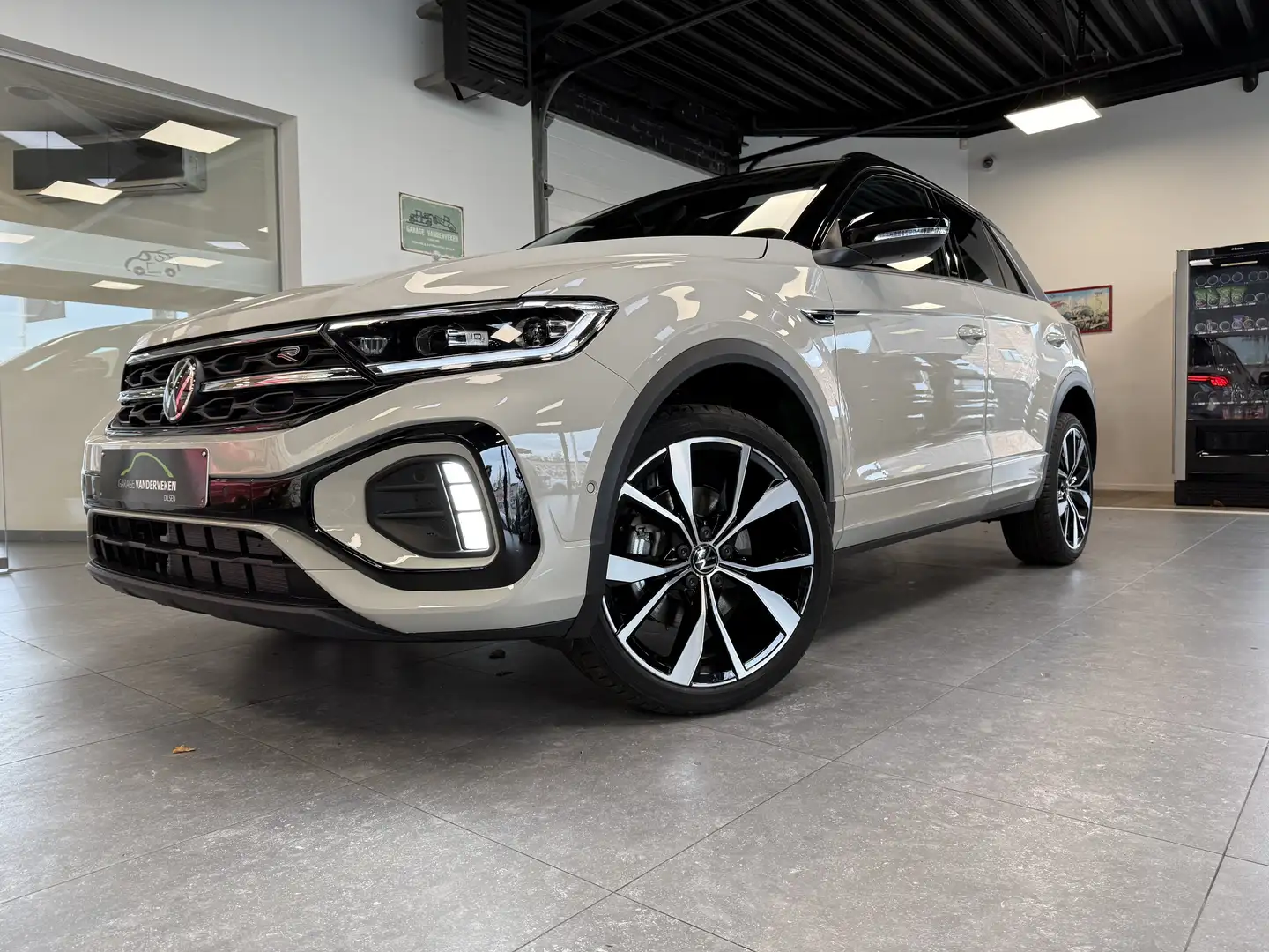 Volkswagen T-Roc T-Roc 1.5 eTSI OPF DSG R-Line * pano-dak * 0 km ! - 1