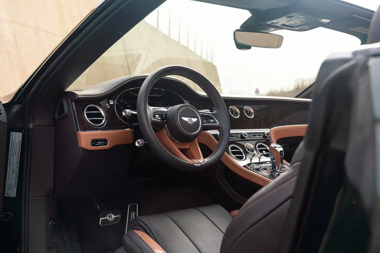 Bentley Continental GTC 2024 — фото 10