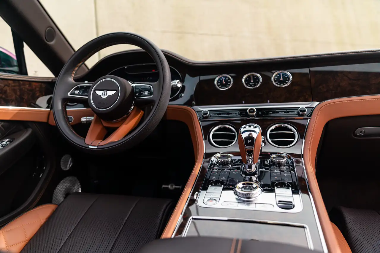 Bentley Continental GTC 2024 — фото 11